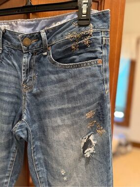 Gap Embroidered and Distressed Women's cropped Jeans - Classic Mid Wash